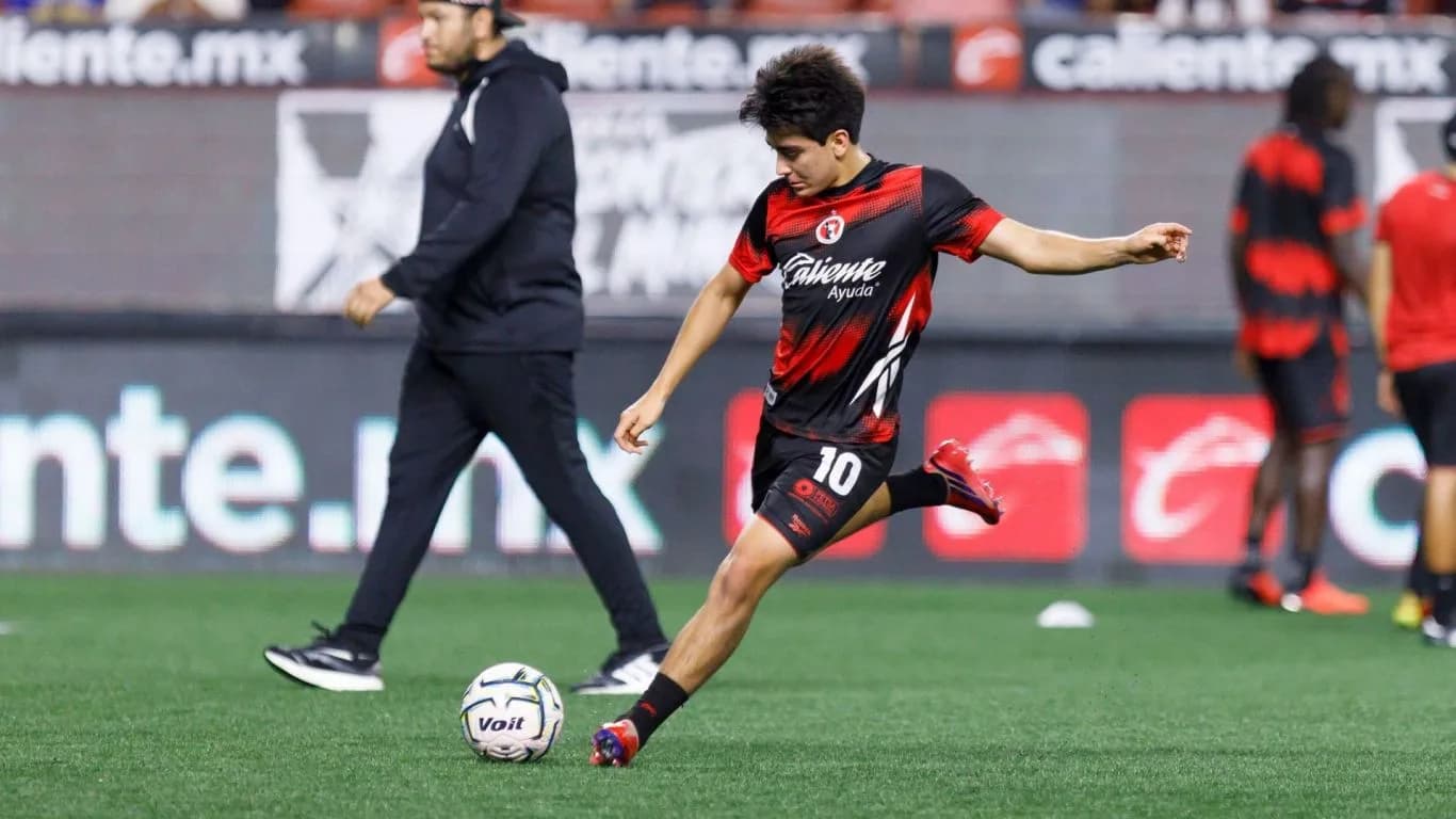 Gilberto Mora firma doblete y Xolos vence a Pumas