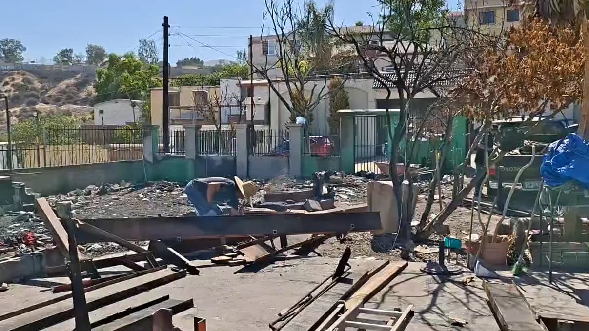 Beatriz Rojas busca apoyo tras perder su vivienda en un incendio en Guaycura
